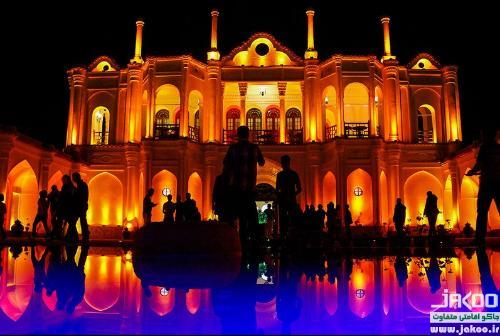 نورپردازی‌ زیبای شبانه در باغ عمارت فتح آباد کرمان