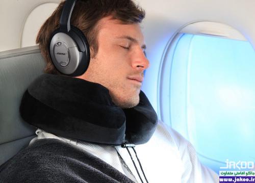 استفاده از بالشت مسافرتی برای خوابیدن در سفرهای هوایی طولانی مدت